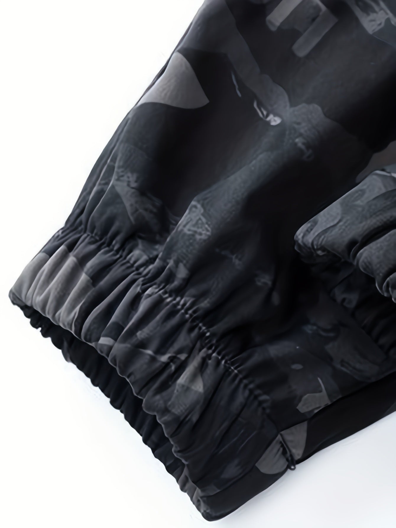 Men's Thickened Multi-Pocket Camouflage Winter Jacket and Pants Set, Perfect for Winter Outdoor Sports and Warmth Thickened Multi-Pocket Camouflage Winter Jacket and Cold-Resistant Pants Set