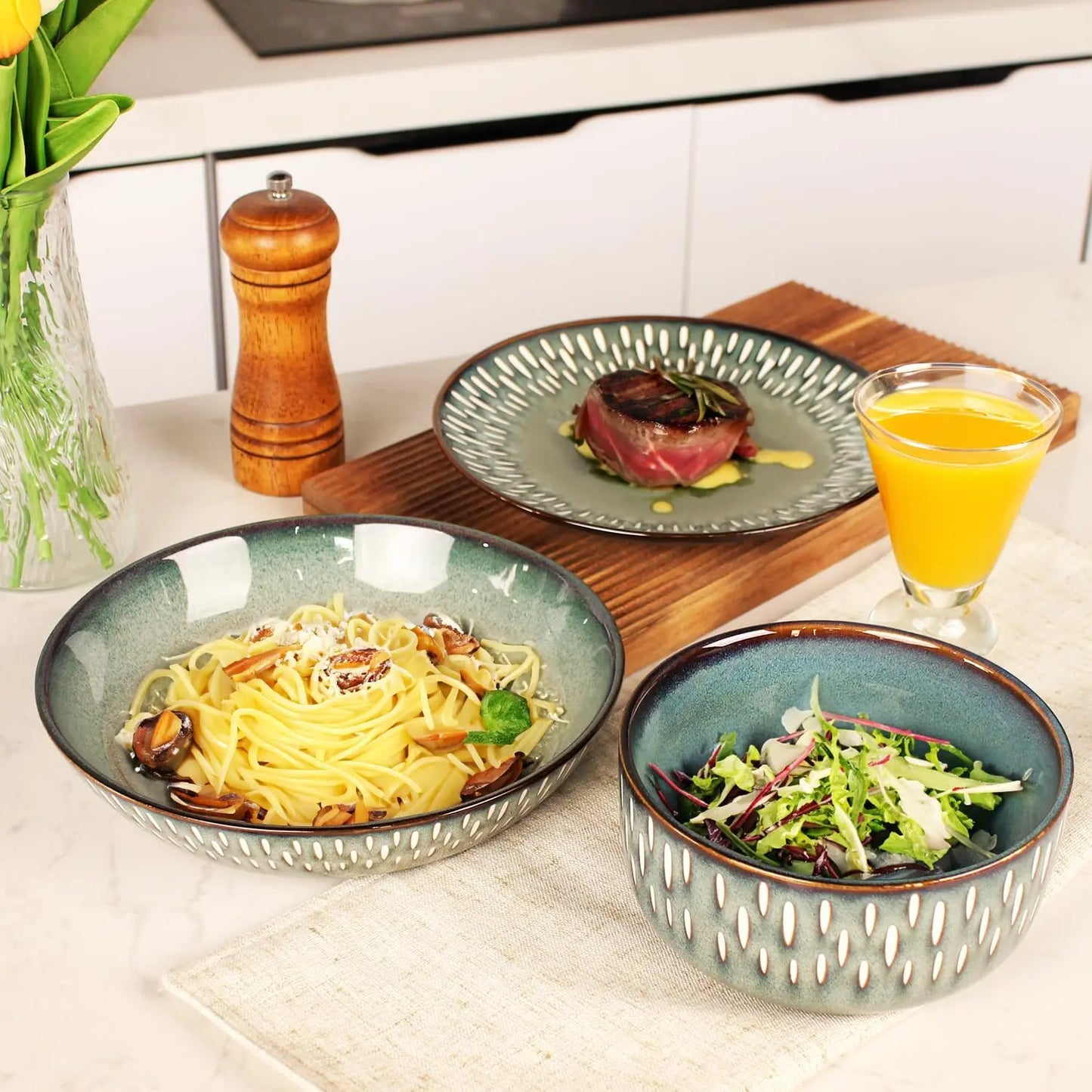Dinnerware Sets 12 Pieces - Round Reactive Glaze Tableware - Kitchen Dinnerware Porcelain Crockery with Dinner Plate, Bowl and S