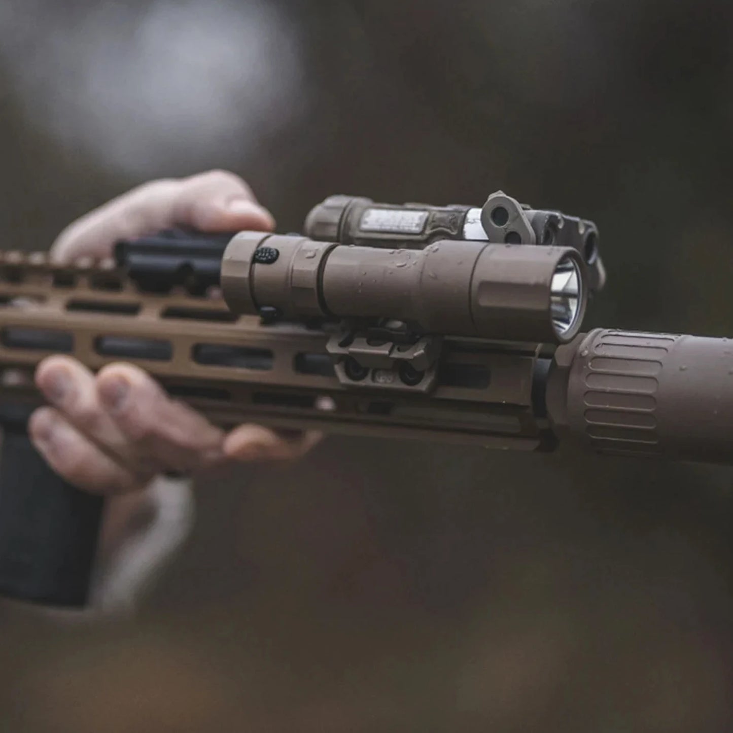 Flashlight Scout Light Hight Power 1400 Lumens REIN 2.0 Hunting Lamp Dual Function Pressure Switch For 20mm Picatinny Rail