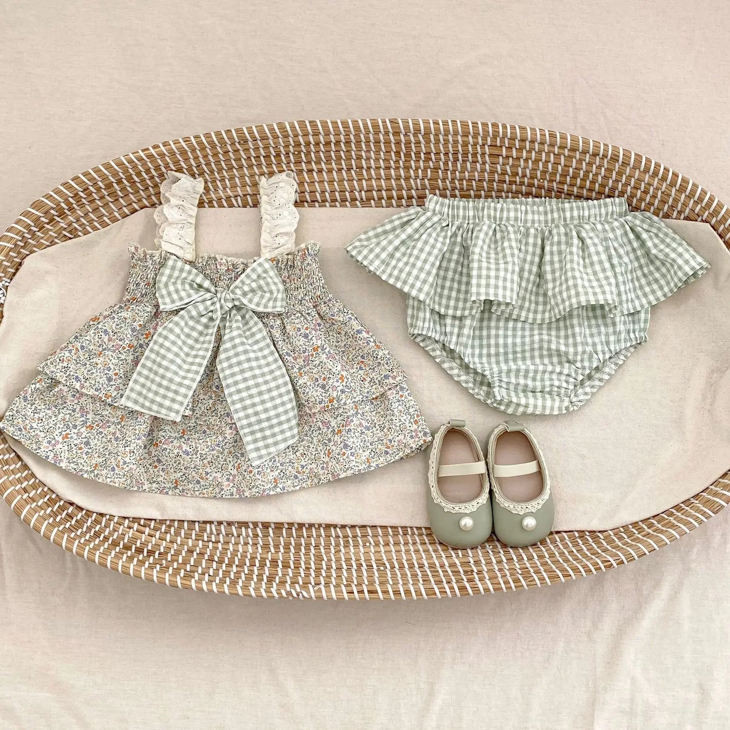 Summer new 2-4 year old baby clothing, baby girl set, fashionable flower suspender+shorts two-piece set