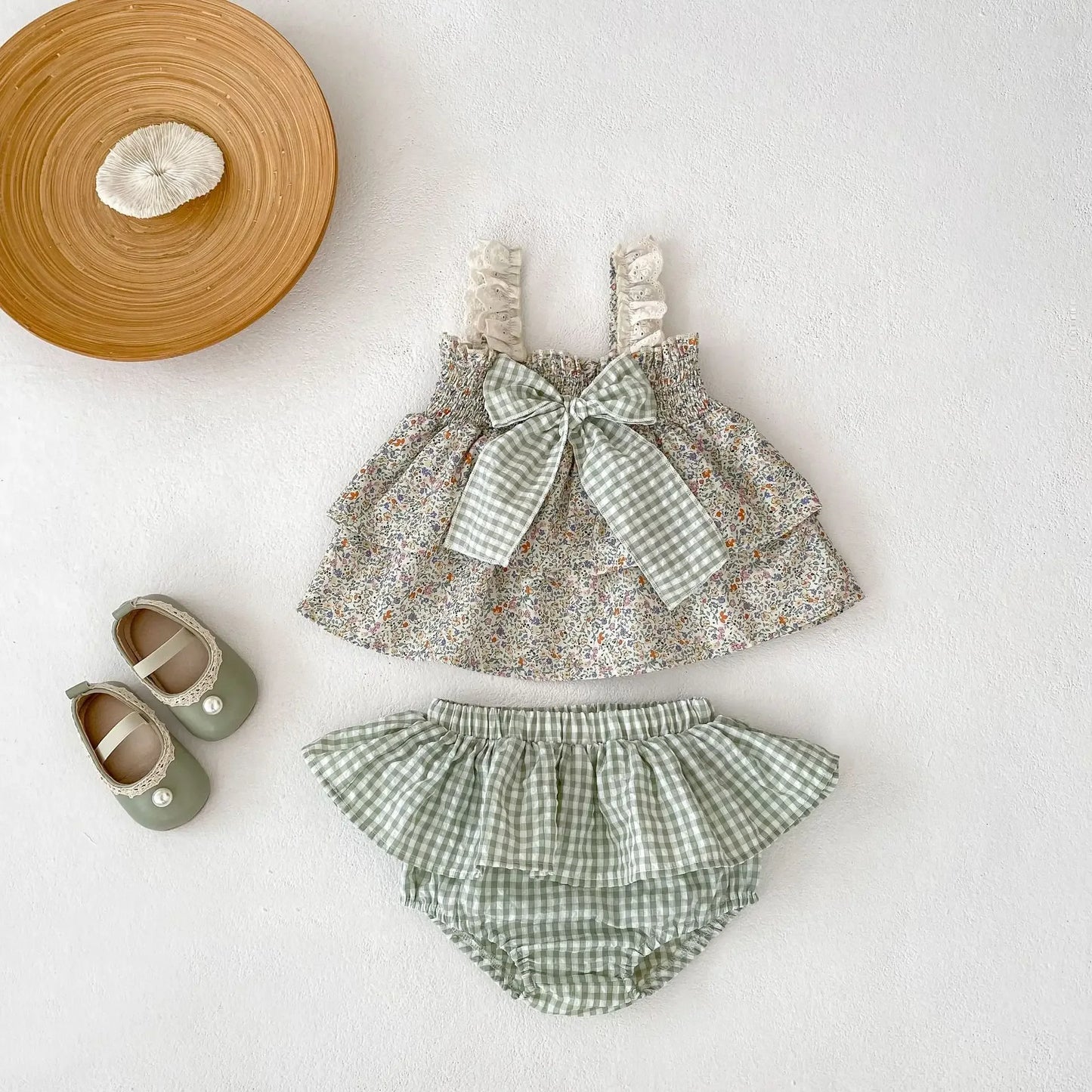 Summer new 2-4 year old baby clothing, baby girl set, fashionable flower suspender+shorts two-piece set